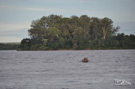 Grupo se diverte nas águas do rio Uruguai, na cidade de Colón, na Argentina